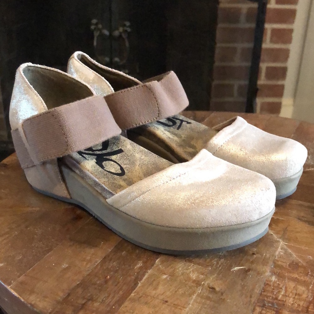 OTBT Women's Shimmering Taupe Wedge Sandals